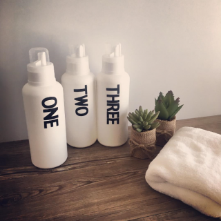 使いやすくアレンジして、スッキリまとまる。　#100均 #雑貨#洗濯 #シンプル #モノトーン #スッキリ #詰め替えボトル #液体洗剤　“１００円で暮らしは楽しくなる。“