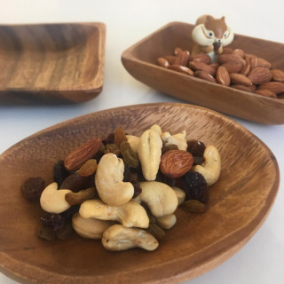 おやつはナッツでお手軽栄養チャージ。　#ナッツ #ミックスナッツ #アーモンド #ドライフルーツ #日本製 #おやつ #リス　“１００円で暮らしは楽しくなる。“