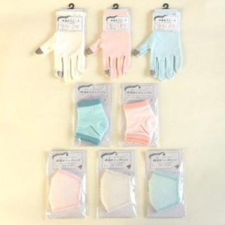 乾燥が気になる季節に、保湿ケアをお助けするグッズです。　はめたままスマホの操作ができる保湿グローブ等、気になる部分に合わせてお使いください。　“１００円で暮らしは楽しくなる。“