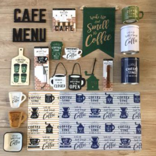 寒い冬はカフェ風インテリアで、おうちをカフェ風にしてみてはいかがでしょうか。　シリーズのお皿やマグカップも揃えれば、さらにカフェの雰囲気がアップします。　“１００円で暮らしは楽しくなる。“