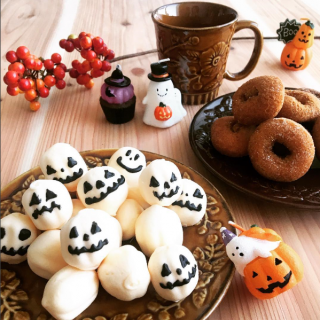 パンプキン型のマシュマロに顔を描いたら、ジャックオーランタン🎃　#100均 #雑貨 #ハロウィン #Halloween #お菓子作り #ドーナツ #カフェ風 #カフェ #ジャックオーランタン　“１００円で暮らしは楽しくなる。“