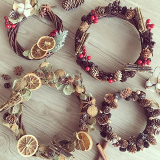 個性いろいろ、季節のオリジナルリース。　#100均 #雑貨 #オリジナルリース #ハンドメイド　“１００円で暮らしは楽しくなる。“