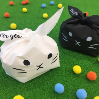 気分も跳ねるぴょんぴょんウサギラッピング。　#ラッピング #ギフト #プレゼント #うさぎ #うさちゃん #ポリエチレン素材 #白黒 #モノトーン　“１００円で暮らしは楽しくなる。“