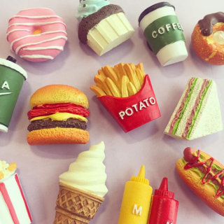 おいしそうでしょ。　でも、小さな小さなマグネットだよ！　#ポップコーン #アイスクリーム #アイス #ホットドッグ #サンドイッチ #ポテト　“１００円で暮らしは楽しくなる。“