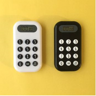 キッチンタイマー　モノトーン　電卓タイプなのでセットしやすいキッチンタイマーです。　“１００円で暮らしは楽しくなる。“
