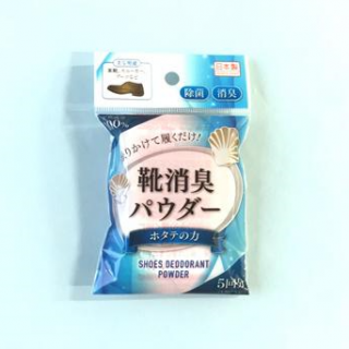 靴消臭パウダー　ホタテの力　靴の中にパウダーを振り入れることで除菌・消臭できます。“１００円で暮らしは楽しくなる。“