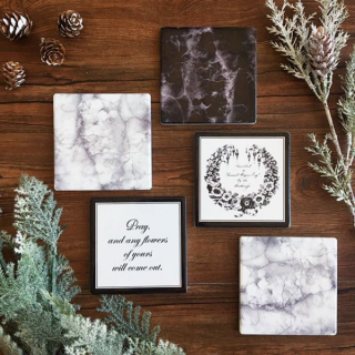 季節のフェイクグリーンとモノトーンタイルでコーディネート。　#タイル #ドロマイト製 #インテリア #モノトーン #アーティシャルフラワー #造花 #グリーン #フェイクグリーン #green　“１００円で暮らしは楽しくなる。“