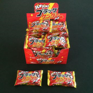 ★★キャンドゥ限定★★　口のなかでパチパチと弾ける食感が新しい♪　チョコとコーラの新しい組み合わせがクセになる、キャンドゥ限定のブラックサンダーです。　“１００円で暮らしは楽しくなる。“