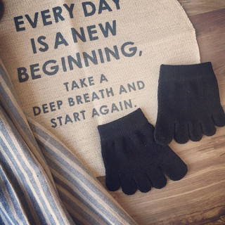 重ね履きでこっそり快適。　#100均 #雑貨 #5本指 #靴下 #ソックス #冬あったか #夏サラサラ #シルク混 #インテリア #マット #カーテン #ロゴ　“１００円で暮らしは楽しくなる。“