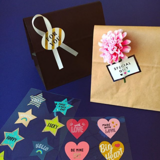 簡単アレンジでとっておきのギフトに。　#100均 #雑貨 #ギフト #ラッピング #gift #リボン #造花 #シール #ステッカー　“１００円で暮らしは楽しくなる。“