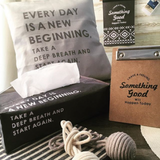 小物を変えるだけで、自分の部屋を簡単にイメージチェンジ！　#100均 #100円ショップ #雑貨 #インテリア #新生活 #ティッシュカバー #クッションカバー #モノトーン #オルテガ #ストライプ　“１００円で暮らしは楽しくなる。“