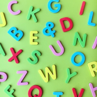 カラフルなアルファベットでどんな言葉をつくる？　#100均 #100円ショップ #雑貨 #アルファベット #マグネット #カラフル #インテリア　“１００円で暮らしは楽しくなる。“