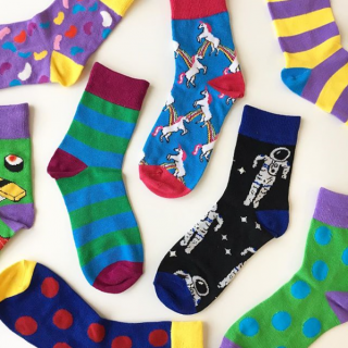 カラフル靴下で個性を出そう！　#100均 #100円ショップ #雑貨 #靴下 #カラフル #ユニコーン #ドット #宇宙飛行士 #寿司 #ジェリービーンズ　“１００円で暮らしは楽しくなる。“