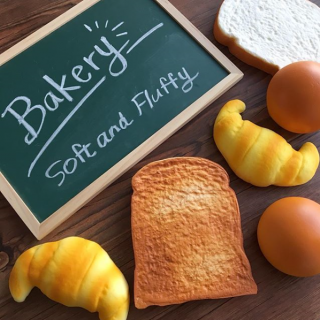 パンはパンでも食べられないパンはな〜んだ？　#100均 #100円ショップ #雑貨#スクイーズ #リアル #おもちゃ #玩具 #Bread　“１００円で暮らしは楽しくなる。“