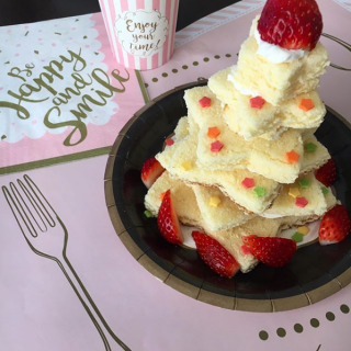 桃の節句のお祝いは春カラーで。　#100均 #100円ショップ #雑貨 #パステルカラー #春 #ピンク #手作りケーキ #いちご #パーティ　“１００円で暮らしは楽しくなる。“