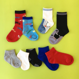 靴下履いて外で元気いっぱい遊ぼう。　#100均 #100円ショップ #雑貨 #靴下 #リンクコーデ #お揃い #10-14cmは滑り止め付き #内側に名前書ける #よく伸びるので長く履ける　“１００円で暮らしは楽しくなる。“