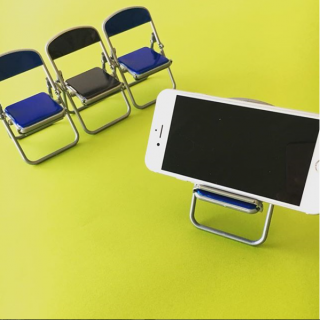 そろそろ入学式がはじまるよ〜。　#100均 #100円ショップ #雑貨 #スマホ #スマホスタンド #パイプ椅子 #ミニチュア　“１００円で暮らしは楽しくなる。“