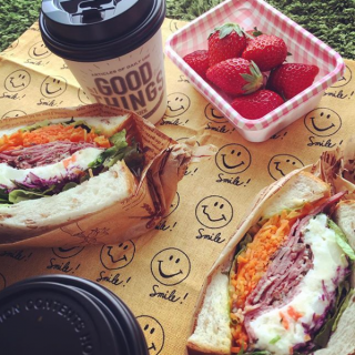 クッキングシートでわんぱくサンドにチャレンジ！　#100均 #100円ショップ #雑貨 #萌え断 #萌え断サンド #スマイリー #スマイル #サンドイッチ #いちご #お弁当 #ピクニック 　“１００円で暮らしは楽しくなる。“