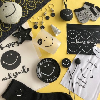モノトーン＆スマイルでちょっぴりクールに　#100均 #100円ショップ #雑貨 #スマイリー #smile #☺︎　“１００円で暮らしは楽しくなる。“