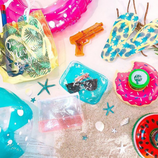 明るいカラーのビーチグッズで夏の準備万端！　#100均 #100円ショップ#雑貨 #夏 #summer #ビーチグッズ #beach　“１００円で暮らしは楽しくなる。“  