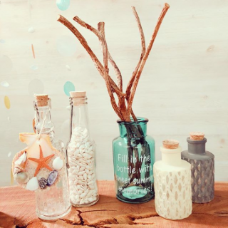 夏のお日様でキラキラ光るガラスボトルに、シェルと流木を合わせて。　#100均 #100円ショップ #雑貨 #シェル #ガラス瓶 #夏 #summer #インテリア　“１００円で暮らしは楽しくなる。“