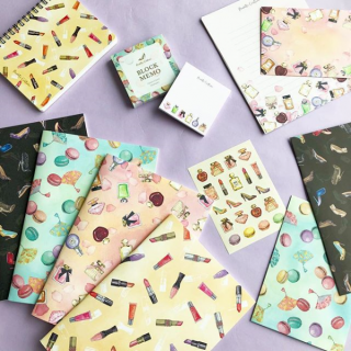 デスク周りをオトナ可愛くドレスアップ。　#100均 #100円ショップ #雑貨 #文房具 #コスメ柄　“１００円で暮らしは楽しくなる。“