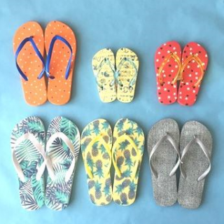 ■ビーチサンダル各種　毎年人気のビーチサンダルが登場です。　様々な柄、豊富なサイズ展開でお気に入りのビーチサンダルを見つけてください。　“１００円で暮らしは楽しくなる。“