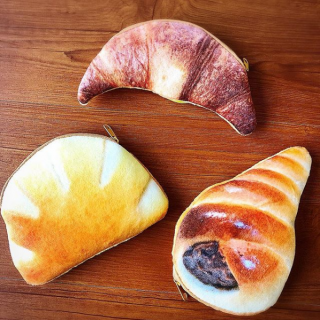 できたてだよー！美味しそうでしょ？　#100均 #100円ショップ#雑貨 #パン #クロワッサン #コロネ #クリームパン#ポーチ　“１００円で暮らしは楽しくなる。“  