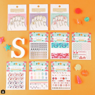 しずくネイルシールPart.7　6月27日(水)より順次発売決定！　「ほぼ100均ネイル」でおなじみの人気ブロガーしずくさん @sizuku100 とキャンドゥがコラボしたネイルシールに新デザインが登場です。　“１００円で暮らしは楽しくなる。“