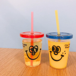 ねえねえ、ちょっと休憩しない？　#100均 #100円ショップ #雑貨 #赤 #青 #顔 #ストロー付きカップ #コールド専用　“１００円で暮らしは楽しくなる。“