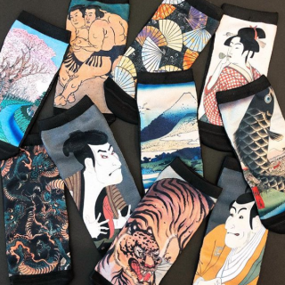 浮世絵は見る時代から履く時代へ。　#100均 #100円ショップ #雑貨 #浮世絵 #富士山 #日本 #和柄 #靴下 #桜 #相撲 #龍 #虎 #鯉 #ジャパン #プリント #扇 #歌麿 #写楽　“１００円で暮らしは楽しくなる。“