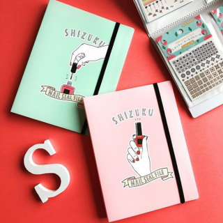 8月10日(金)頃より順次発売予定！　「ほぼ100均ネイル」でおなじみの人気ブロガーしずくさん @sizuku100 とキャンドゥのコラボ商品。　今回は しずくネイルシール が可愛く収納できる24ポケットのファイルです。 　“１００円で暮らしは楽しくなる。“