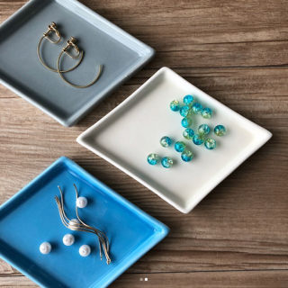 陶器にアクセサリーをのせるだけで、素敵な雰囲気に。　#100均 #100円ショップ #雑貨 #アクセサリー #ハニカム #インテリア #小物 #お皿 #トレー 　“１００円で暮らしは楽しくなる。“