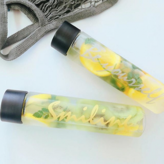 バッグにもスッキリ収まる、ドリンクボトル。　#100均 #100円ショップ #雑貨 #クリアボトル #マイボトル #ロゴ #英字 #ゴールド #シルバー #ドリンク#ボトル　“１００円で暮らしは楽しくなる。“