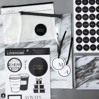 8月8日(水)より順次発売予定！　モノトーンインテリアと収納テクニック満載の人気ブログ『love HOME』のMariさん @lovehome_5 とのコラボ第2弾決定しました！　“１００円で暮らしは楽しくなる。“