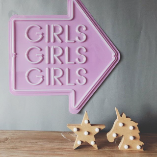 シンプルな壁もあっという間にポップに。　#100均 #100円ショップ #雑貨 #MDF #ピンク #インテリア #オブジェ #スター #ユニコーン #デコパネル #GIRLS #星 #マーキーライト　“１００円で暮らしは楽しくなる。“