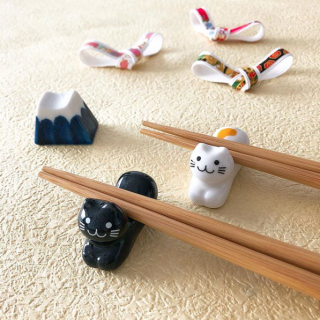 ぼくたちが頑張って箸を支えるよ〜　#100均 #100円ショップ #雑貨 #アニマル #和 #猫 #ネコ #日本 #食器 #おうちごはん #食卓　“１００円で暮らしは楽しくなる。“