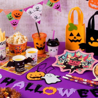 ハロウィンパーティー　今年もハロウィンの季節がやってきました！ 　賑やかなデザインのガーランドやモールで飾りつけをしてハロウィンを楽しみましょう！　“１００円で暮らしは楽しくなる。“