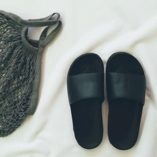 いつでもシンプルでいたい。　#100均 #100円ショップ #雑貨 #サンダル #ブラック #ＥＶＡ #シンプル　“１００円で暮らしは楽しくなる。“