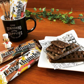 全国のキャンドゥ・関東エリアの一部販売店限定★ 薄くて細長いスマートなサイズの「#ライトサンダー」！ ココア味とキャラメル味をご用意しております♪ よりどり6個で100円（税抜）！　“１００円で暮らしは楽しくなる。“  