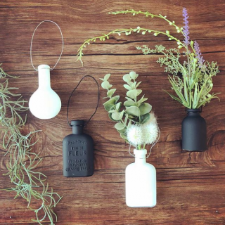 モノトーンに映えるグリーン。　#100均 #100円ショップ #雑貨 #green #インテリア #モノトーン #フェイクグリーン #ガラスボトル #緑のある暮らし　“１００円で暮らしは楽しくなる。“