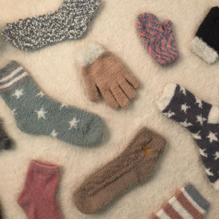 ふわふわでこころも身体もあたたまる。　#100均 #100円ショップ #雑貨 #冬物 #防寒 #手袋 #グローブ #靴下 #ソックス #アームウォーマー #レッグウォーマー #ふわふわ #あったか #星柄 #ボーダー　“１００円で暮らしは楽しくなる。“