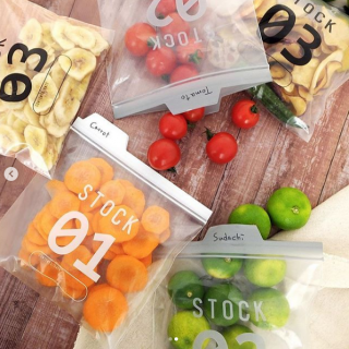 モノトーンカラーで、クールに冷蔵庫収納　#100均 #100円ショップ #雑貨 #フリーザーバッグ #白 #灰色 #黒 #モノトーン #ホワイト #グレー #ブラック #冷蔵庫収納 #キッチン　“１００円で暮らしは楽しくなる。“  