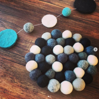 一工夫でこれからの季節にぴったりなぬくもりインテリアに。　#100均 #100円ショップ#雑貨 #インテリア #ハンドメイド #ガーランド #ガーランド #鍋敷き #北欧インテリア #北欧　“１００円で暮らしは楽しくなる。“ 