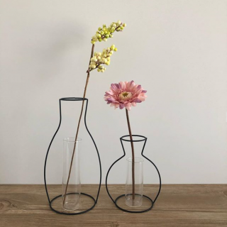 パッと華やかになるお部屋のワンポイント。 　#100均 #100円ショップ #雑貨 #フラワーベース #一輪挿し #ワイヤー #花瓶 #インテリア #シンプル #花 #home #暮らし　“１００円で暮らしは楽しくなる。“