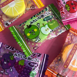 香りまでまるで本物！ うっかり口に入れないようにご注意を… 　#100均 #100円ショップ #雑貨 #消しゴム #香り付き消しゴム #文房具 #おもしろ文具#ドロップ　#飴#キャンディ　#フルーツ #本物みたい #食べられません #個包装 #青りんご #ぶどう #いちご #みかん #パイン　“１００円で暮らしは楽しくなる。“