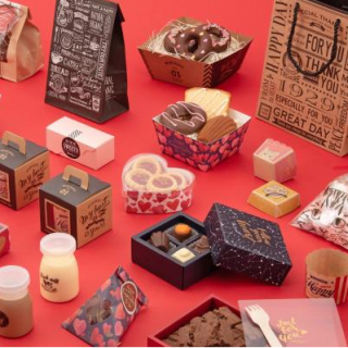 バレンタインシリーズ 　大切なあの人に、今年はどんな風に贈ろうかな。　気持ちが伝わるラッピングアイテム。　“１００円で暮らしは楽しくなる。“