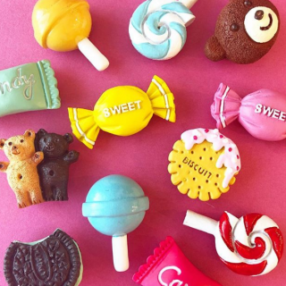 カラフルポップなお菓子のマグネット♡　間違えて食べないでね！　#100均 #100円ショップ#雑貨 #マグネット #インテリア #スイーツ #キャンディ #ロリポップ #クッキー　“１００円で暮らしは楽しくなる。“ 