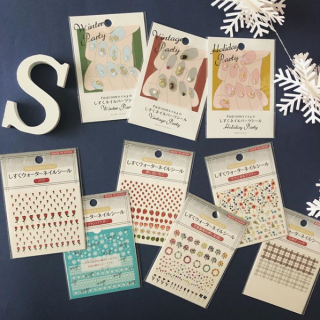 しずくネイルシールPart.8 　12月12日(水)より順次発売！ 　「ほぼ100均ネイル」でおなじみの人気ブロガーしずくさん @sizuku100 とキャンドゥがコラボしたネイルシールに新デザインが登場です。　“１００円で暮らしは楽しくなる。“