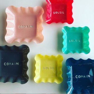 ちょこっと置くの、どの色にする？ 　#100均 #100円ショップ #雑貨 #ピンク #グレー #ネイビー #グリーン #イエロー #レッド #トレー #インテリア #小物 #ペンキ風 #home #暮らし #カラフル #ロゴ　“１００円で暮らしは楽しくなる。“